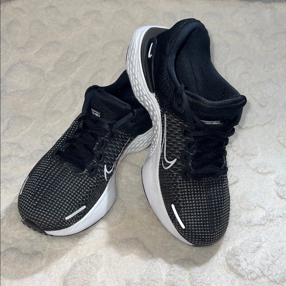 Nike Black and White ZoomX Invincible Run Flyknit 2 Women’s Sneakers Size 8